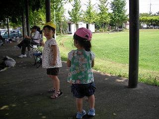 公園で遊ぶ