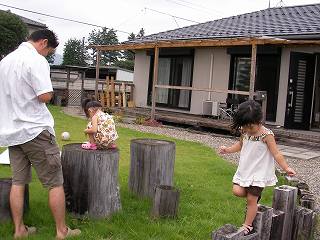 みんなとお庭で遊ぶ
