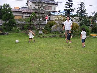 庭でボールで遊ぶ