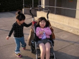 二葉が押すぞ、ベビーカー