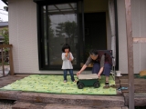 縁側で遊ぶ