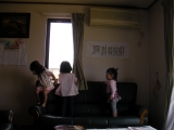 ソファを遊ぶ従姉妹