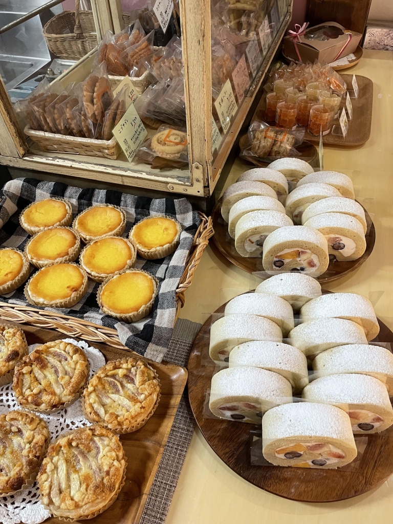 本日土曜日は、ロールケーキ、かぼちゃのタルト、いちじくの焼タルトのご用意です。 