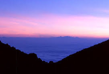 女神からの祝福の象徴の贈り物 タンザニアキリマンジャロの夕暮れの空のようなタンザナイト T Stones Blog