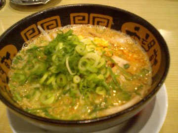 胡麻味噌ラーメン。コッテリしてなくて助かった。