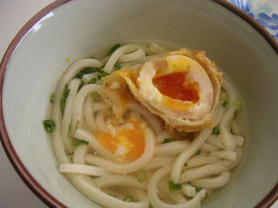 半熟玉子天をプラス(どちらも食べかけ)