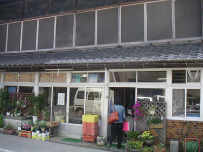 左側は雑貨食品店な須崎