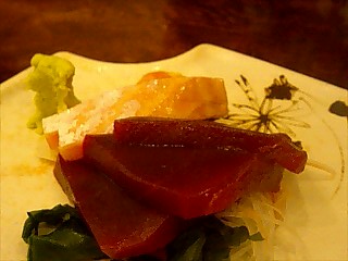 こちらはミニお造り、マグロとサーモンですね。