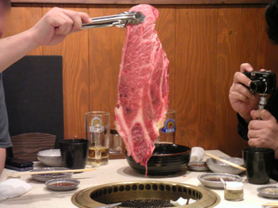 隣のテーブルを撮影してもこの大きさ