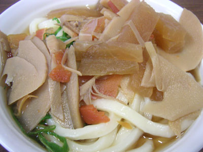 タケノコたっぷり、案外濃いめの味