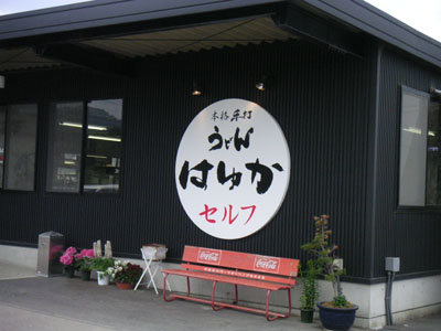 店を見ながら、何食うか考えるけど
