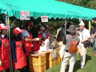 ふらのワイン ぶどう祭り06 カレンジャー娘も参加 ｆｕｒａｎｏ ｃｕｒｒｙ ｎｅｔ