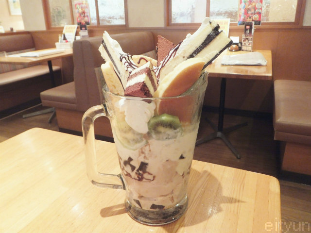 巨大パフェ れすとらん四六時中 茅ヶ崎中央店 ビッグパフェ 2 400円 日々飽食