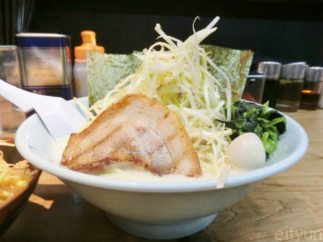 家系】 魂心家 - こんしんや - 大和店 ｜ ネギラーメン 大盛 ネギ丼