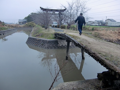 大藪三島神社の参道橋(大木町)