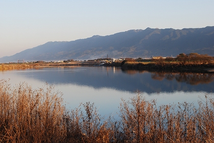 川面に映える耳納連山