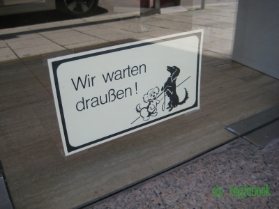 ドイツの看板 犬 Wir warten draußen