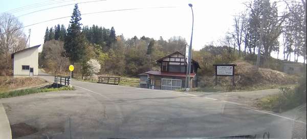 石割桜への道入り口、この右の小道です