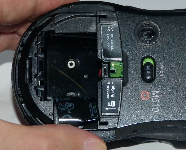 ネジは電池ケースのフィルムの下 特殊ネジですがメガネドライバーで外しました