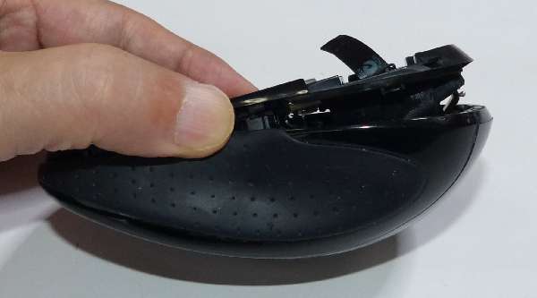 ネジを外したら、ひっくり返し、裏蓋電池ケース側を持ち上げ、そのまま電池ケース側に引き抜きます