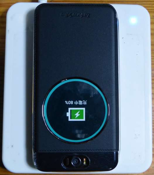 Qi充電器に置くのがデリケート、上下逆に置いて充電中