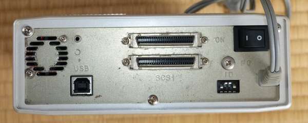 後ろから見るとこんな感じ、SCSI&USBのコネクタ、SCSI-IDSW等