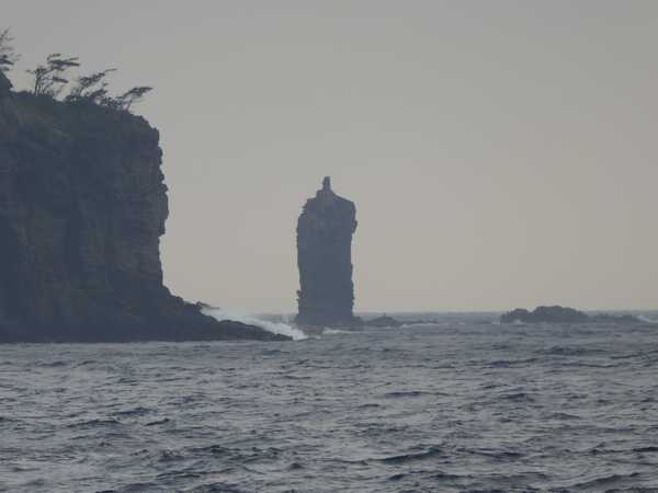 ローソク島 波浪で観光船出港出来ず、遊歩道から撮影