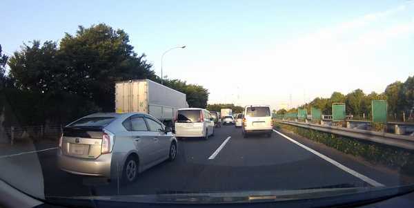 追い越し車線走行中に前車急ブレーキそして左に避けてます