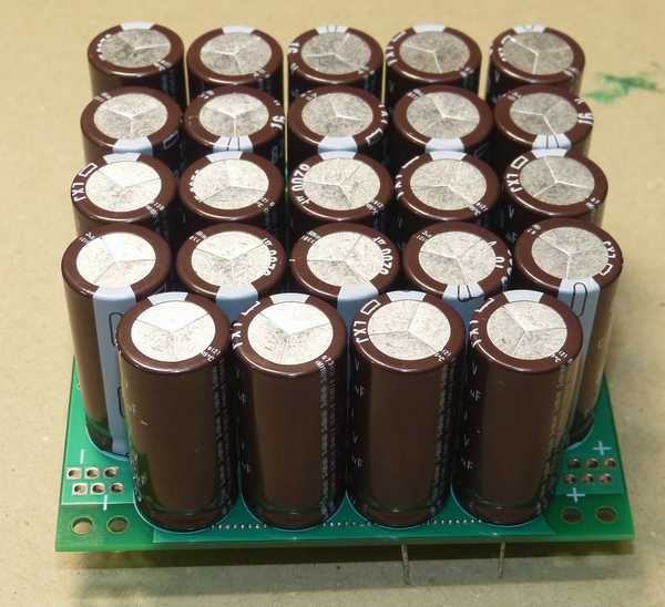02 ケミコン16V8200μFを24個挿入