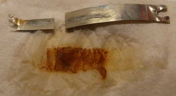 ティッシュで拭取ると綺麗になります