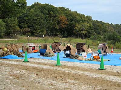 刈り取った稲の脱穀作業準備15年11月7日