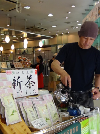 知覧茶をいれてます