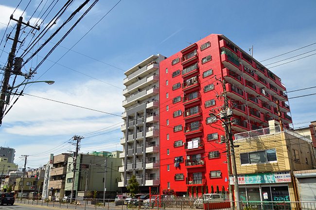 泪橋の赤いビル