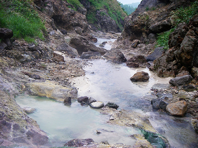 香草温泉の湯船より下方を見る