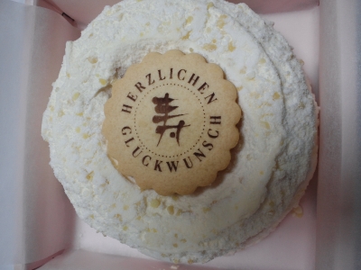 結婚式の引き出物のケーキです。ユーハイムのお店でも買えない結婚式用の特別のものだそうです。バタークリームがおいしい! Wedding Favor