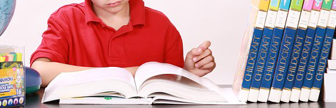 読書する少年の写真