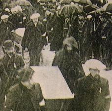 La concession de Courrières 1906 −クリエール炭鉱大惨事葬儀 死者は最終的に1099名であるが、搬出するには幾日もかかった。
