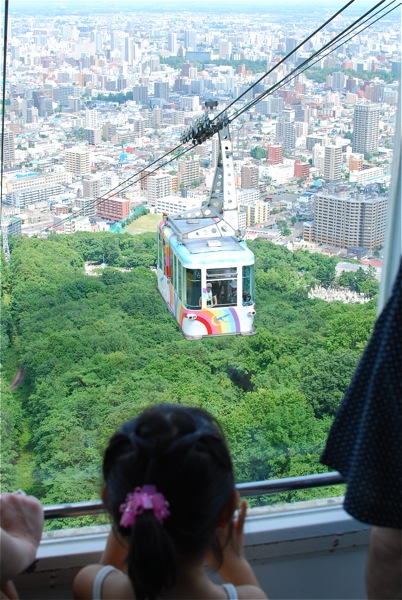 すれ違うロープウェイ