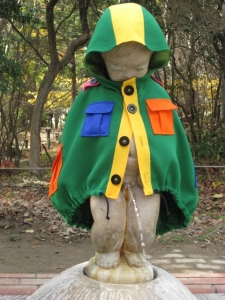 マントを着た小便小僧