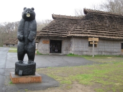 サウンチセ(手前の家)