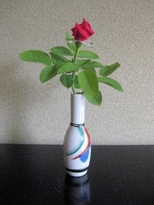 御神酒徳利に生けたミニのバラ