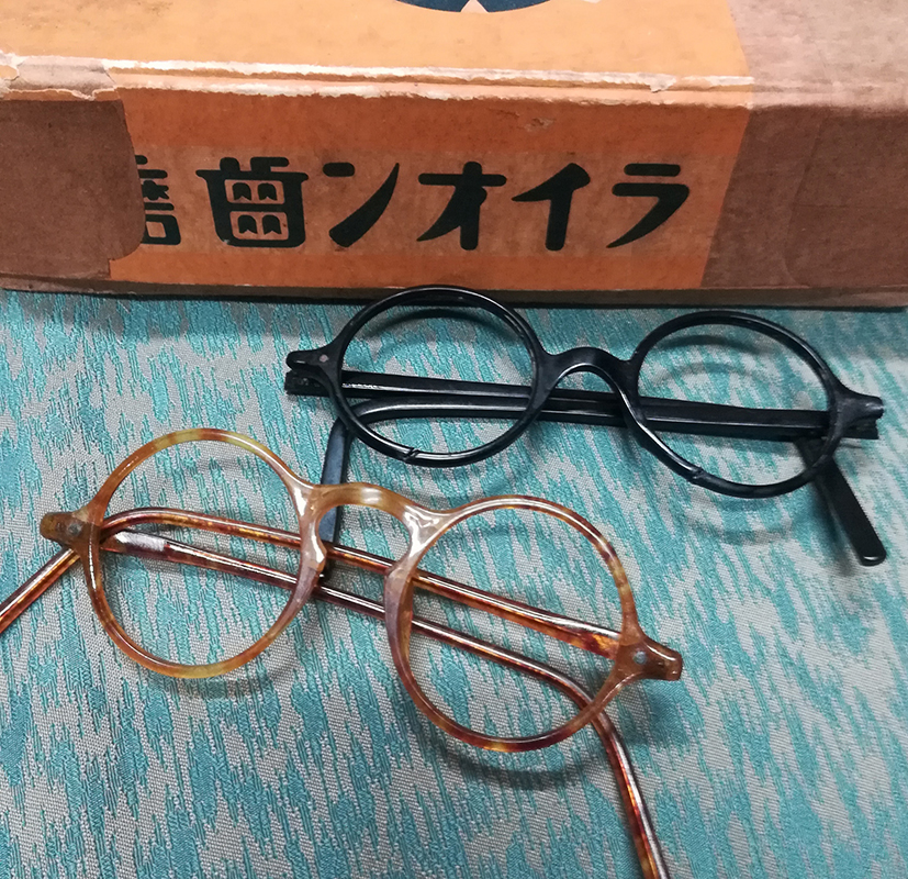 戦前の丸眼鏡を小道具に | LIGHT&PLACE