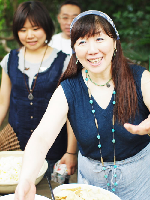 チームむかご 山中さんと料理研究家 枝元なほみさん。いるとほっとするお二人です。