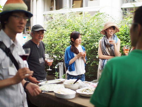 おいしい食事には自然と笑顔で楽しい会話が生まれます!