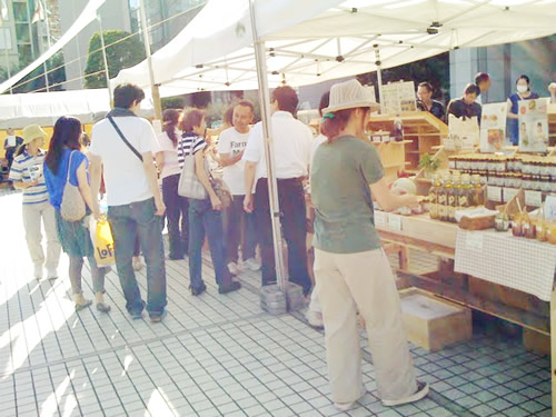 採れたて野菜だけでなく、保存食や加工品も充実!
