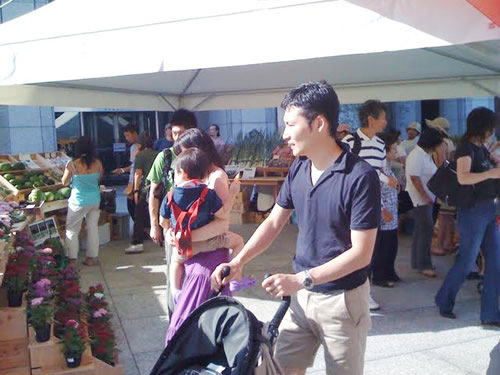 外だけに家族連れやベビーカーなど家庭的な雰囲気も。