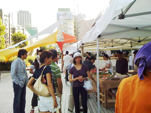 にぎわう敷地内。なんと左手には小山薫堂氏。アンテナが鋭い方なんだろうなぁ。