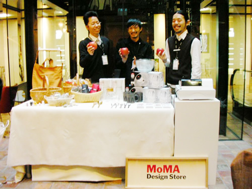 MoMAの皆さんも引き続き出店!かわいらしいキッチン雑貨や面白いギミックの雑貨など。りんごでポーズ!