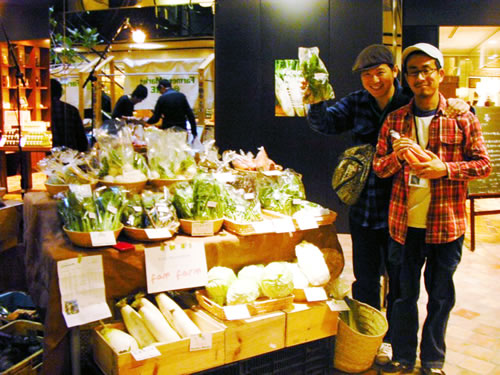人気出店者のひとり、famfarmの小島くんと友人。今回は2日間の出店。