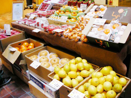国産レモンも大人気。中でもおすすめはこの時期食べれる早生みかん「しずる」。むきやすく上品な甘さ。